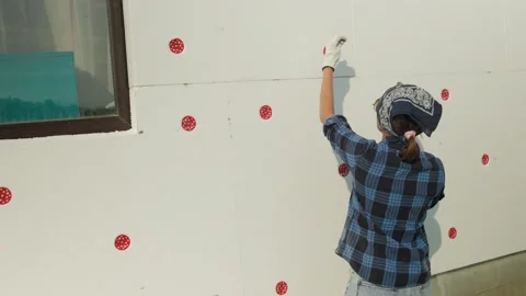 Insulation of the walls of the house with foam. Stock-Footage 208913846