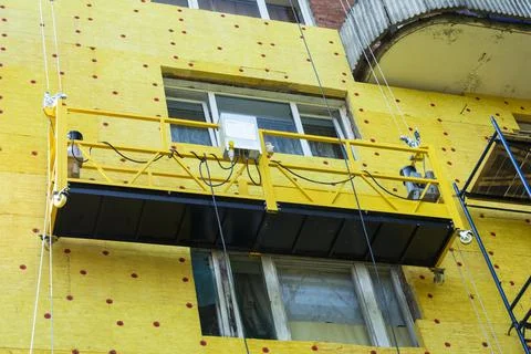 Insulation of the walls of a multi-storey building, The cradle of the lift. Foto stock