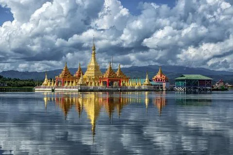 Intawgyi lake and ShwemyintZu pagoda Stock Photos