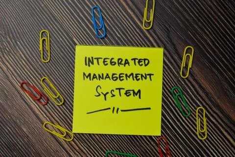 Integrated management system write on sticky notes isolated on office desk. 스톡 사진