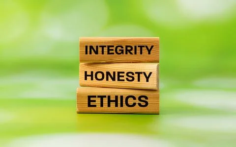 Integrity Honesty Ethics. Slogan written on the wooden cubes on a natural  Stockfoto's