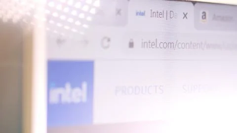 Intel website address in browser and logo on the computer screen. Editorial Foto stock