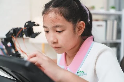 An intelligent student focused on solving a problem in her STEM class. 库存照片