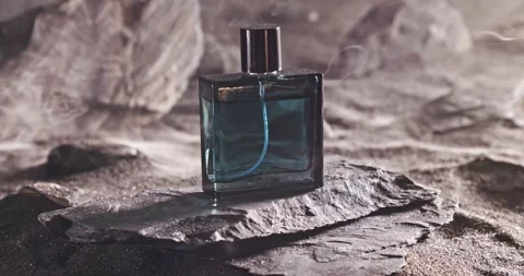 Intense blue perfume in environment rocks and volcanic sand. 库存影片 332251201