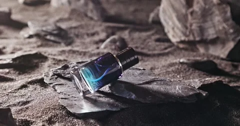 Intense blue perfume in environment rocks and volcanic sand. Vidéo 340300329