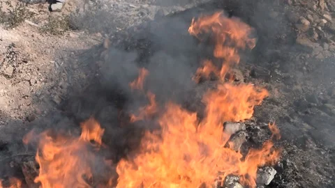 Intense Bonfire with Orange Flames and Dark Smoke 库存影片 325791444