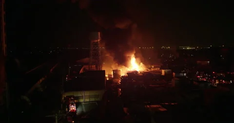 Intense fire inferno in poor settlement Video stock 65967648