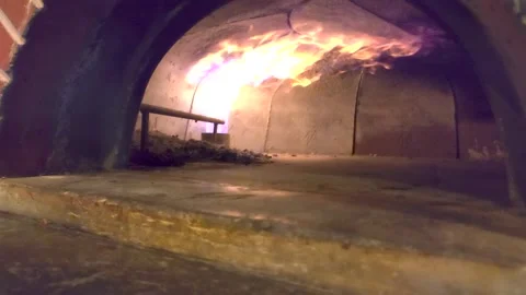 Intense Flames Erupting Inside a Stone Oven from a Pipe Burner, Filling the Inte Video stock 304091851