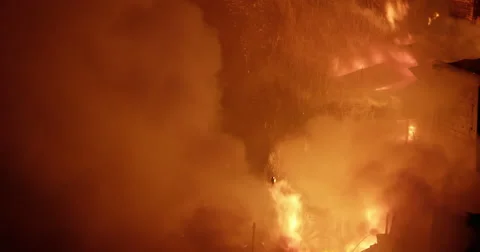 Intense flames in fire inferno in poor settlement Video stock 65823925
