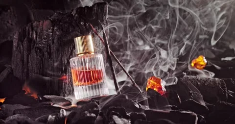 Intense incense perfume in translucent glass bottle on coal. Vidéo 334611453