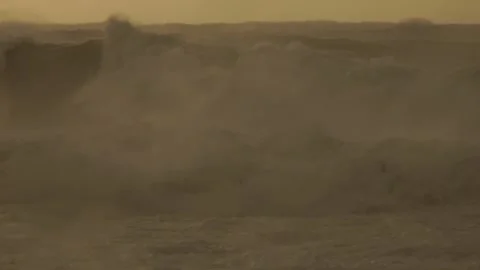 Intense Ocean Waves Crash Onto Rugged Coastline After a Storm at Sunset Vidéo 341683958