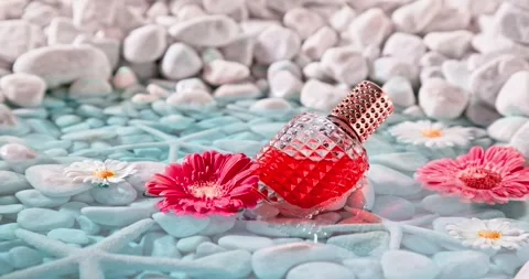 Intense red perfume with breeze enclosed in a bottle. Stock-Footage 339750640