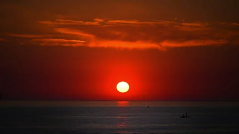 Intense red sunset with bright sun and serene sea horizon, atmospheric 4K slow 库存影片 335421927