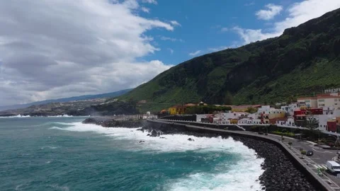 Intense storm waves battering the coastline of Garachico in Tenerife. Footage Vídeos de archivo 332681160