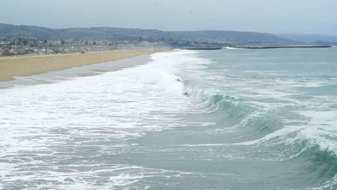 Intense waves in ocean 库存影片 108010666