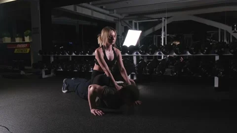 Intensive push-ups with a load in the form of a woman on the back Vidéo 170478136