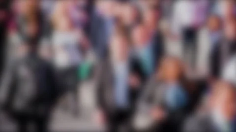 Intentionally blurred defocused timelapse of commuters in London. Видео 132420359