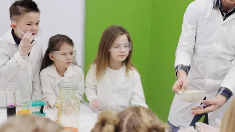 Interactive chemistry lesson in school Stock Footage 86005404