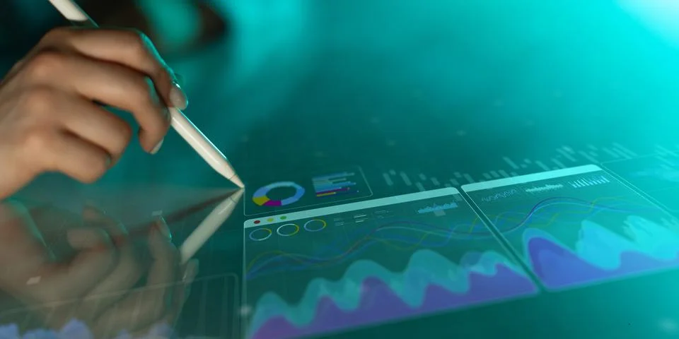 Interactive Data Analytics Dashboard with Business Charts Displayed on Digita 스톡 사진