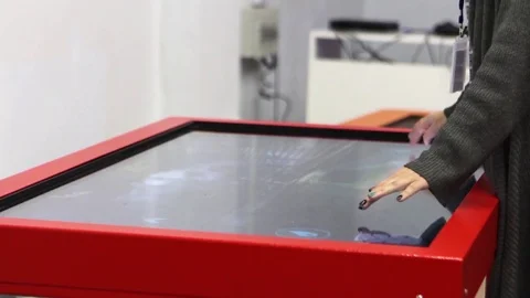 Interactive Tables Stockbeeldmateriaal 77828818