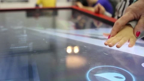 Interactive Tables Stockbeeldmateriaal 77828896