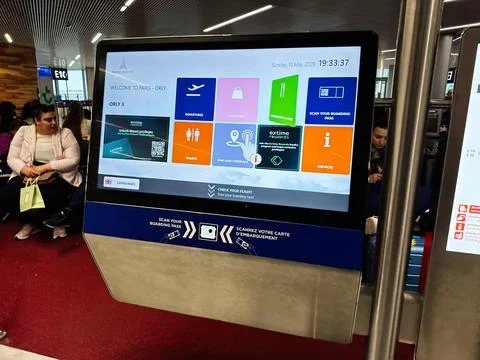 Interactive touchscreen flight information kiosk at Paris Orly Airport, Par.. 스톡 사진