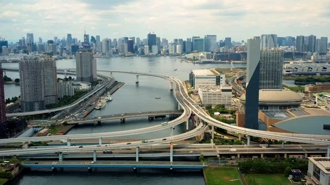 Interchanger with building and bridge in Tokyo Bay in aerial view Vídeos de archivo 111407941