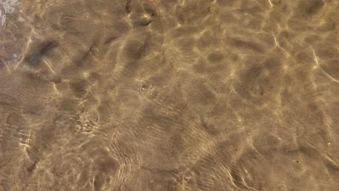 Interesting and unusual patterns on the surface of the water. Video stock 113722581