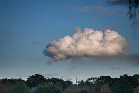 Interesting cloud formations in  the sky while the blue of the sky is still v Foto stock