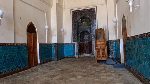 Interior of ancient mosque prayer hall with mihrab in Bukhara Vídeos de archivo 335543101