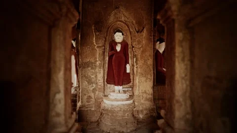 Interior of the ancient temples in Bagan eim ya kyaung Myanmar 스톡 동영상 151196200