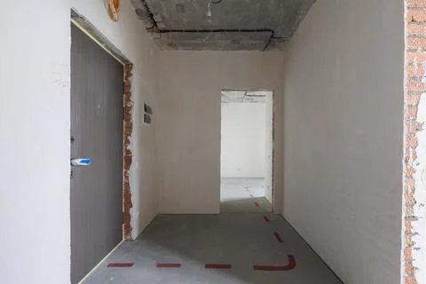 Interior of the apartment without decoration in gray colors. rough finish Foto stock