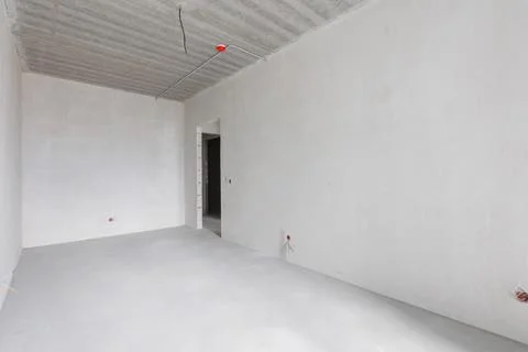 Interior of the apartment without decoration in gray colors. rough finish Foto stock