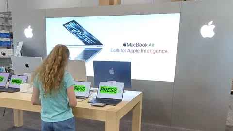 Interior of Apple Store With Customers. Customers Browsing, Trying and Buyi.. Vídeo Stock 336666349