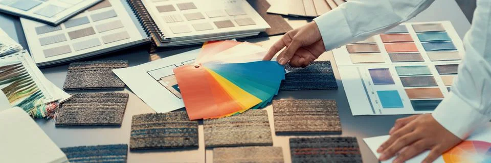 Interior architect designer at table choosing color sample. Insight Foto stock