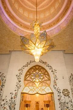 Interior architectural details of the sublime Abu Dhabi mosque - United Ara.. Stock Photos