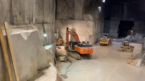 Interior of a Carrara marble quarry Video stock 116169954