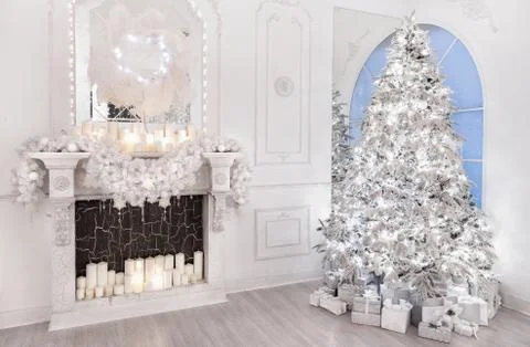 Interior Christmas background with illuminations tree, fireplace and gifts in Foto stock