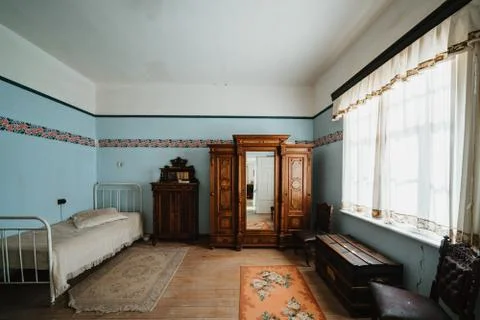 Interior of colonial blue sleeping room with bed and shelves Foto stock