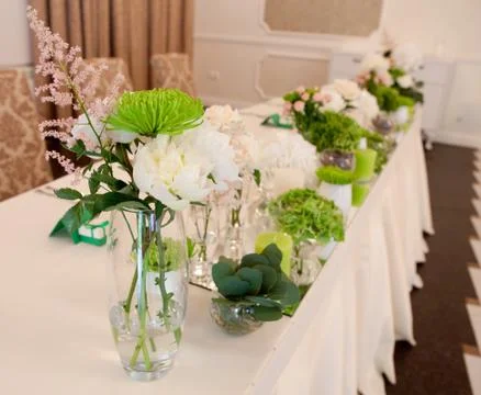 Interior decorated in green by using fresh flowers and candles Foto stock