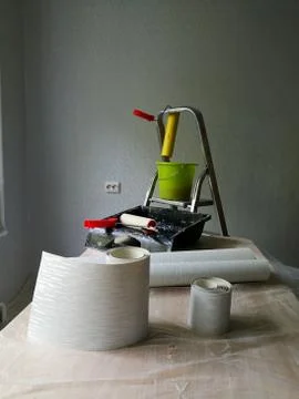 Interior decorating with wallpaper process and tools Foto stock