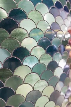 Interior decoration materials: fish scale stone walls, reflective green ter.. Illustrazione stock
