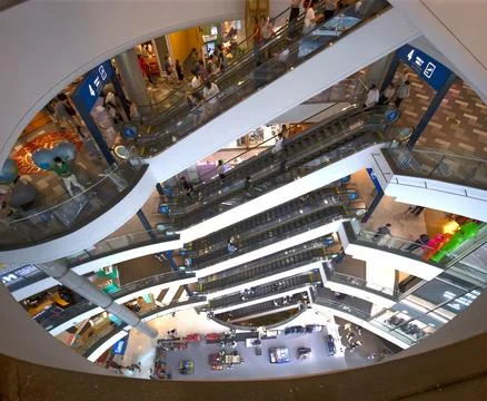 Interior design of Terminal 21 Shopping Mall with people on escalator at Asoke Ilustración de archivo