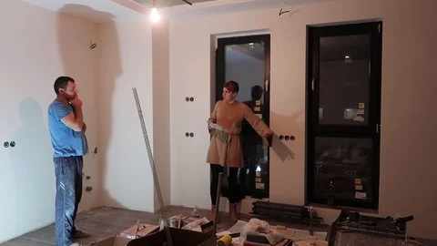 Interior designer communicates with the repairman 스톡 동영상 109503922