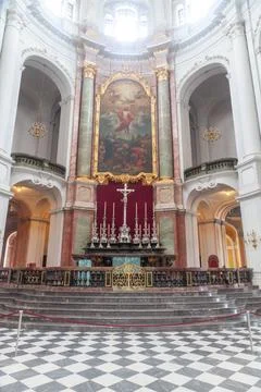 Interior of Dresden Cathedral with Baroque Altar and Religious Painting Fotos de archivo