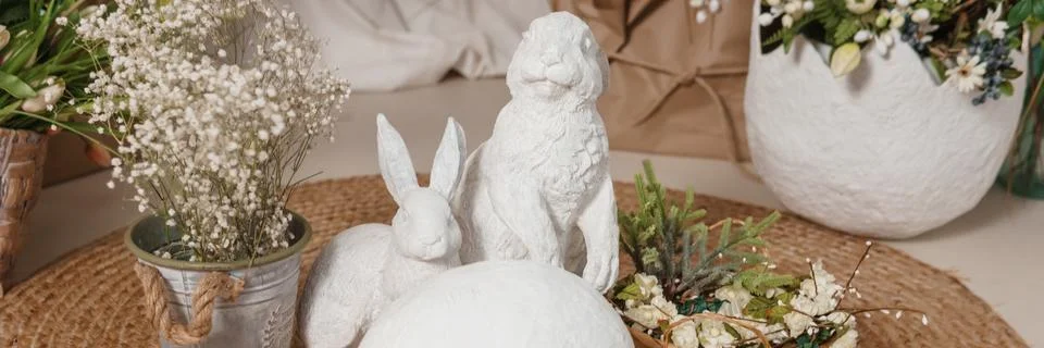 Interior floral Easter composition. Figurines of Easter bunnies and a large Stock Photos