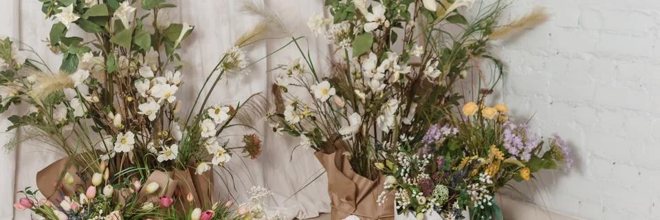 Interior floral Easter composition. Figurines of Easter bunnies and a large Stock Photos