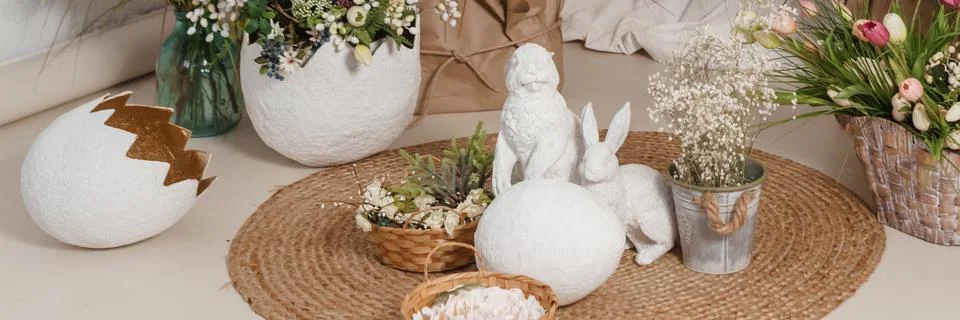 Interior floral Easter composition. Figurines of Easter bunnies and a large Stock Photos