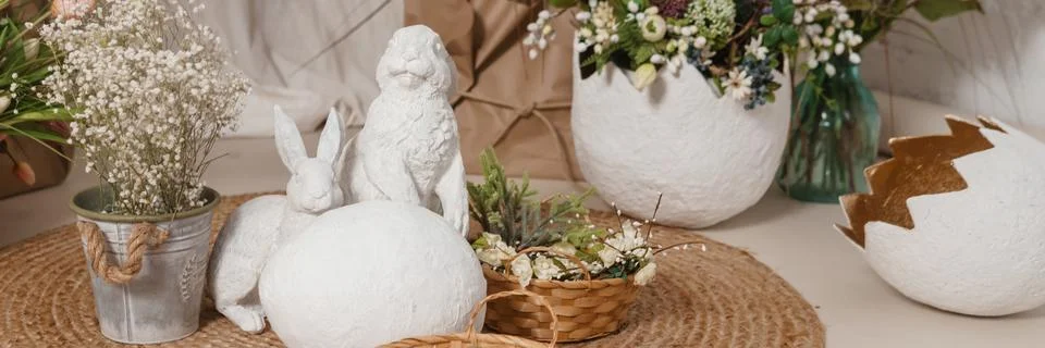 Interior floral Easter composition. Figurines of Easter bunnies and a large Stock Photos