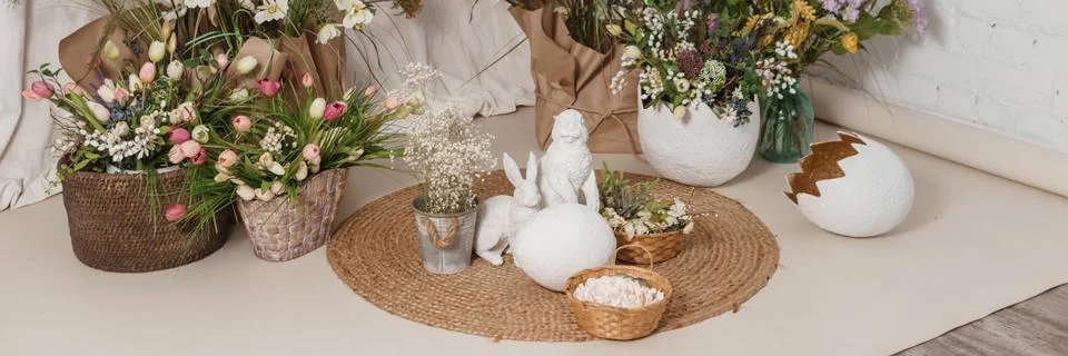 Interior floral Easter composition. Figurines of Easter bunnies and a large Stock Photos